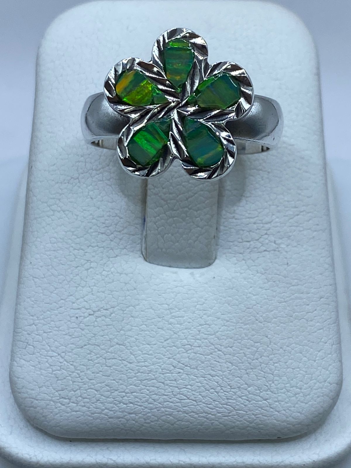 Anillo Flor de Plata .950 con Ópalo de Fuego, vista de detalle