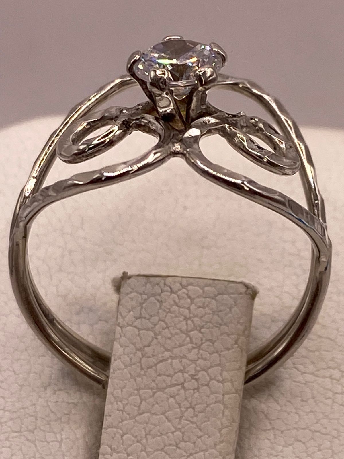 Anillo Floral Abstracto con Zirconia en Plata Ley 925, vista superior