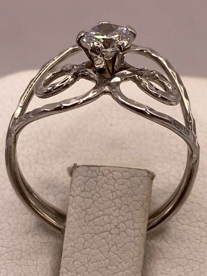 Anillo Floral Abstracto con Zirconia en Plata Ley 925, vista superior