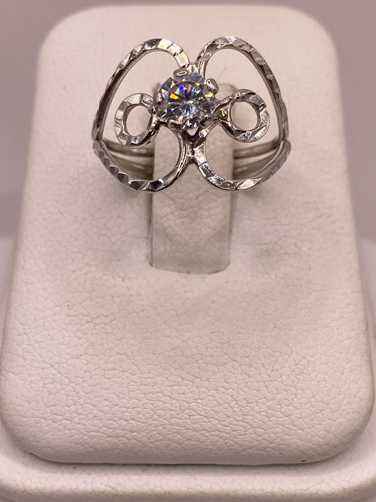 Anillo Floral Abstracto con Zirconia en Plata Ley 925, vista frontal