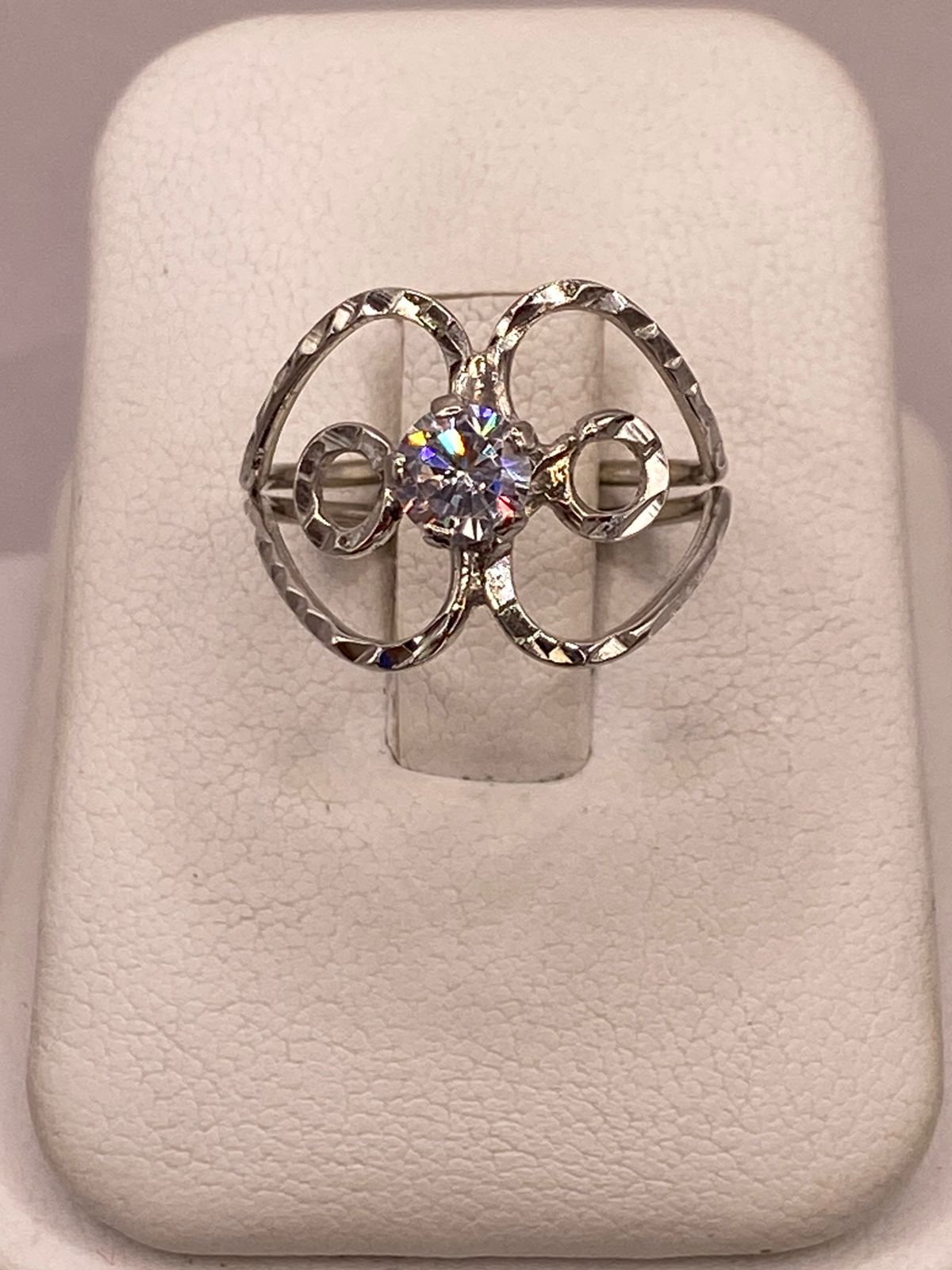 Anillo Floral Abstracto con Zirconia en Plata Ley 925, vista de detalle
