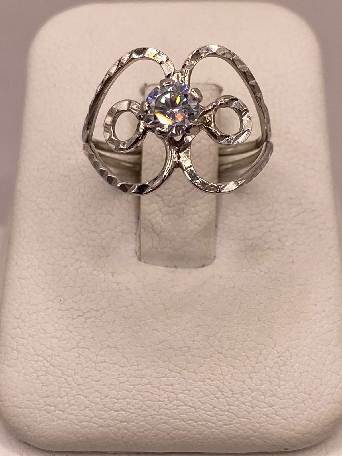 Anillo Floral Abstracto con Zirconia en Plata Ley 925 en báscula mostrando peso