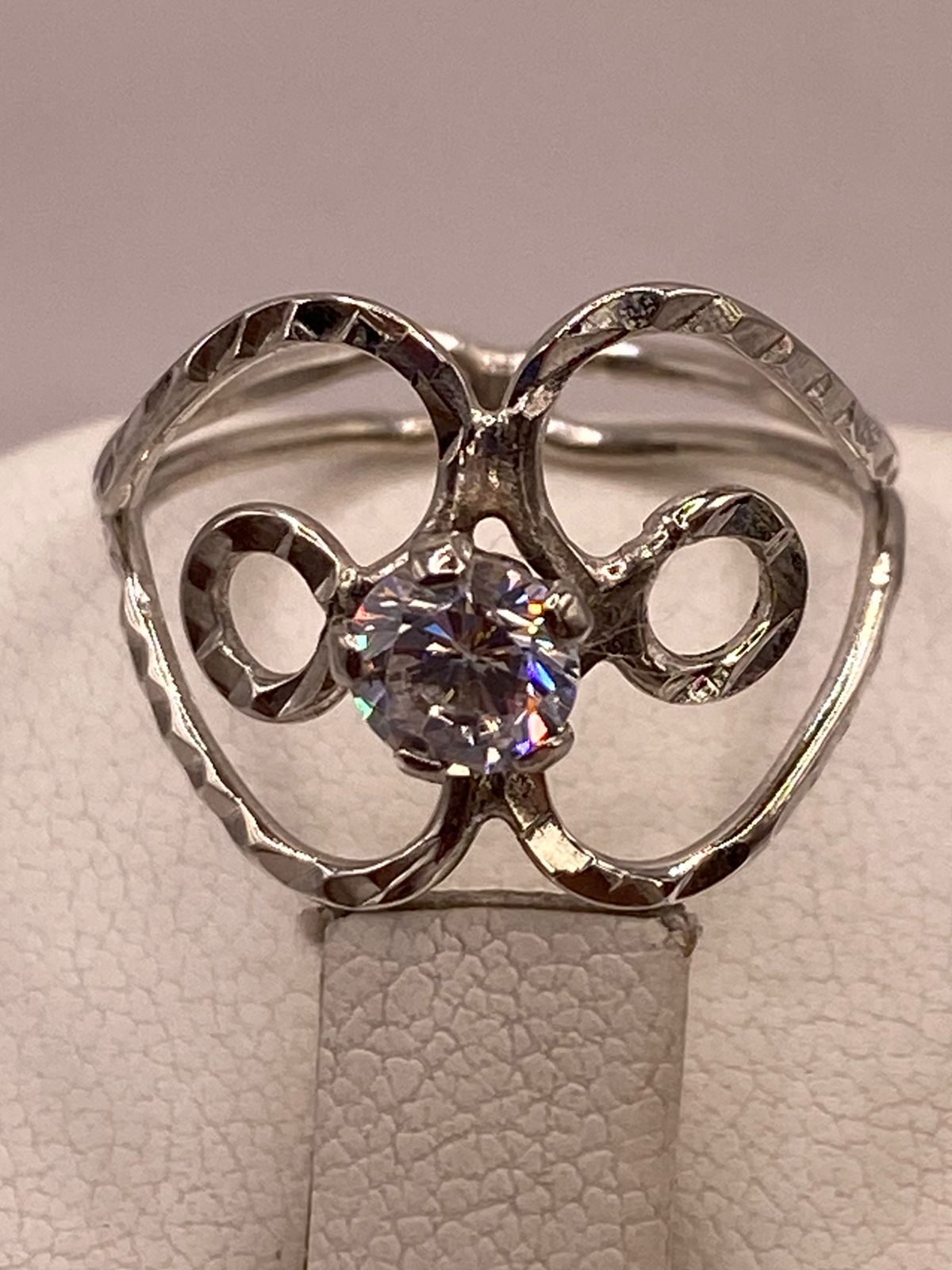 Anillo Floral Abstracto con Zirconia en Plata Ley 925, sello de autenticidad Plata Ley .925