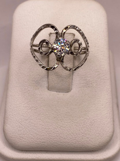 Anillo Floral Abstracto con Zirconia en Plata 925 en báscula mostrando peso