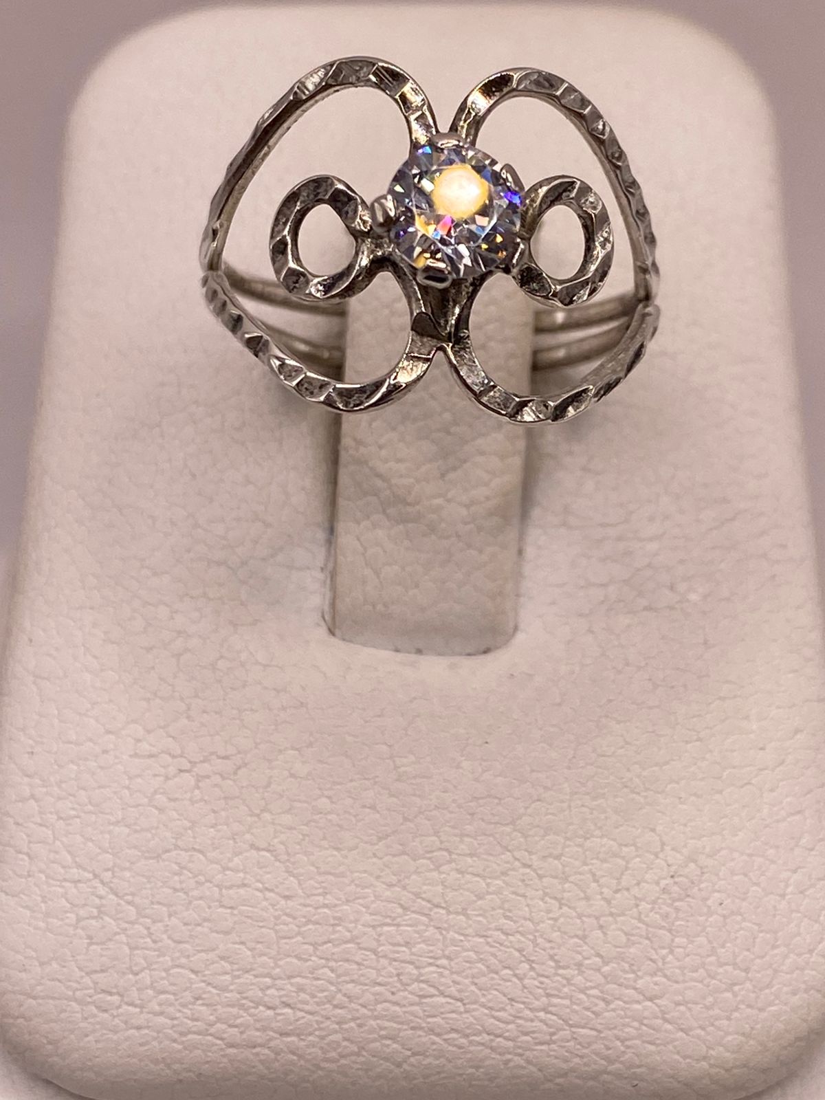 Anillo Floral Abstracto con Zirconia en Plata 925, vista frontal