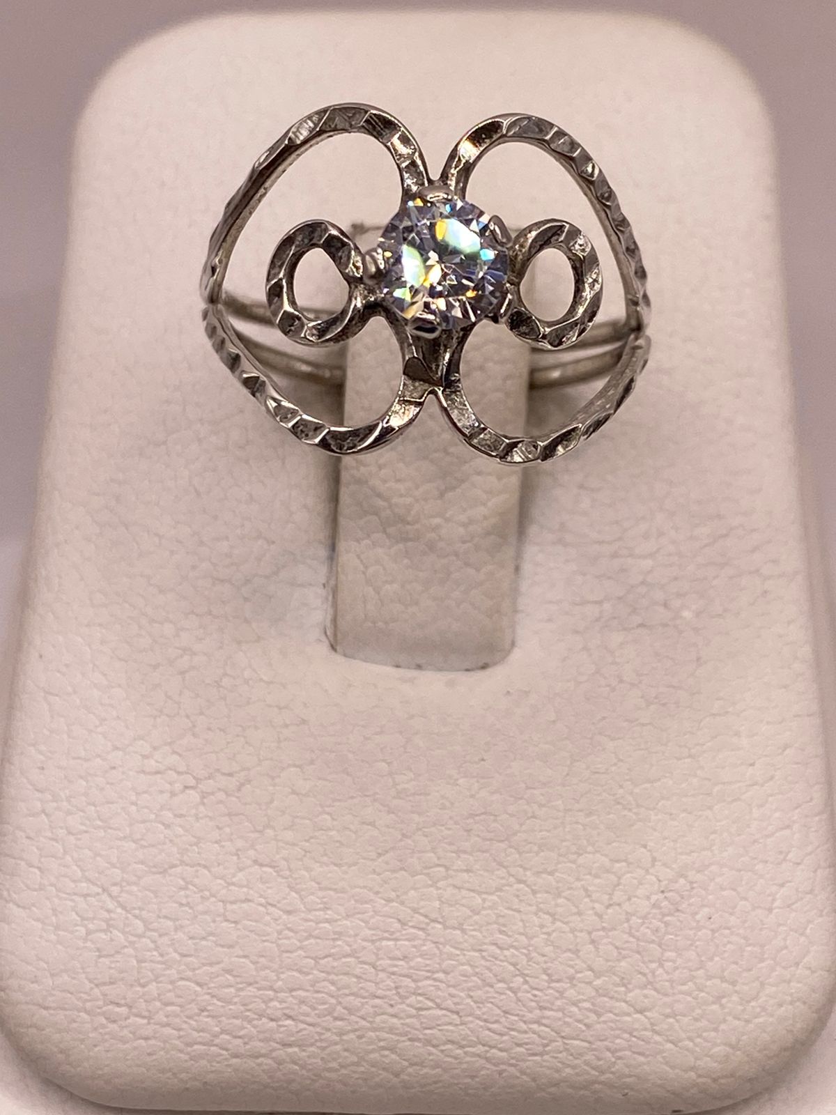 Anillo Floral Abstracto con Zirconia en Plata 925, vista de detalle