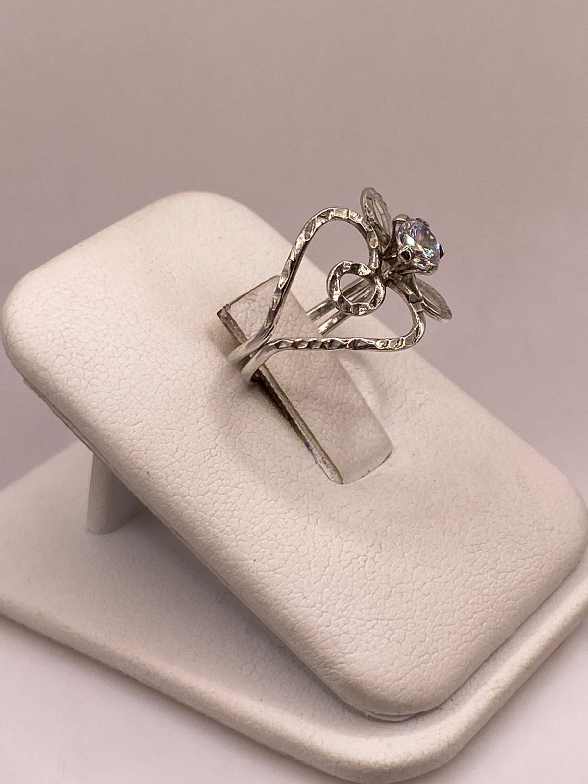 Anillo Floral Abstracto con Zirconia en Plata 925, vista lateral