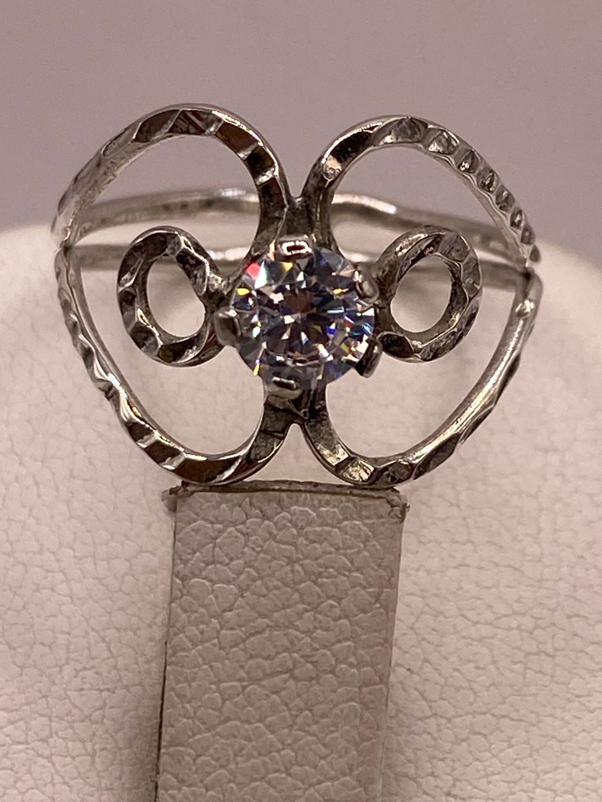 Anillo Floral Abstracto con Zirconia en Plata 925, sello de autenticidad Plata Ley .925