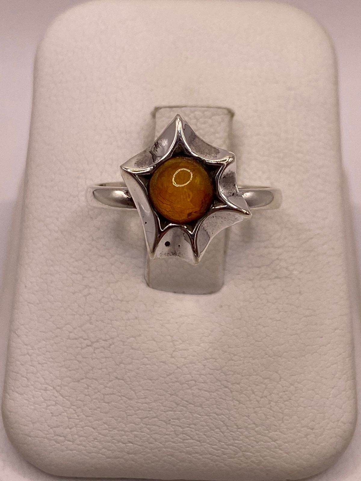 Anillo Floral con Ámbar Natural en Plata Ley 925 — ángulo diagonal