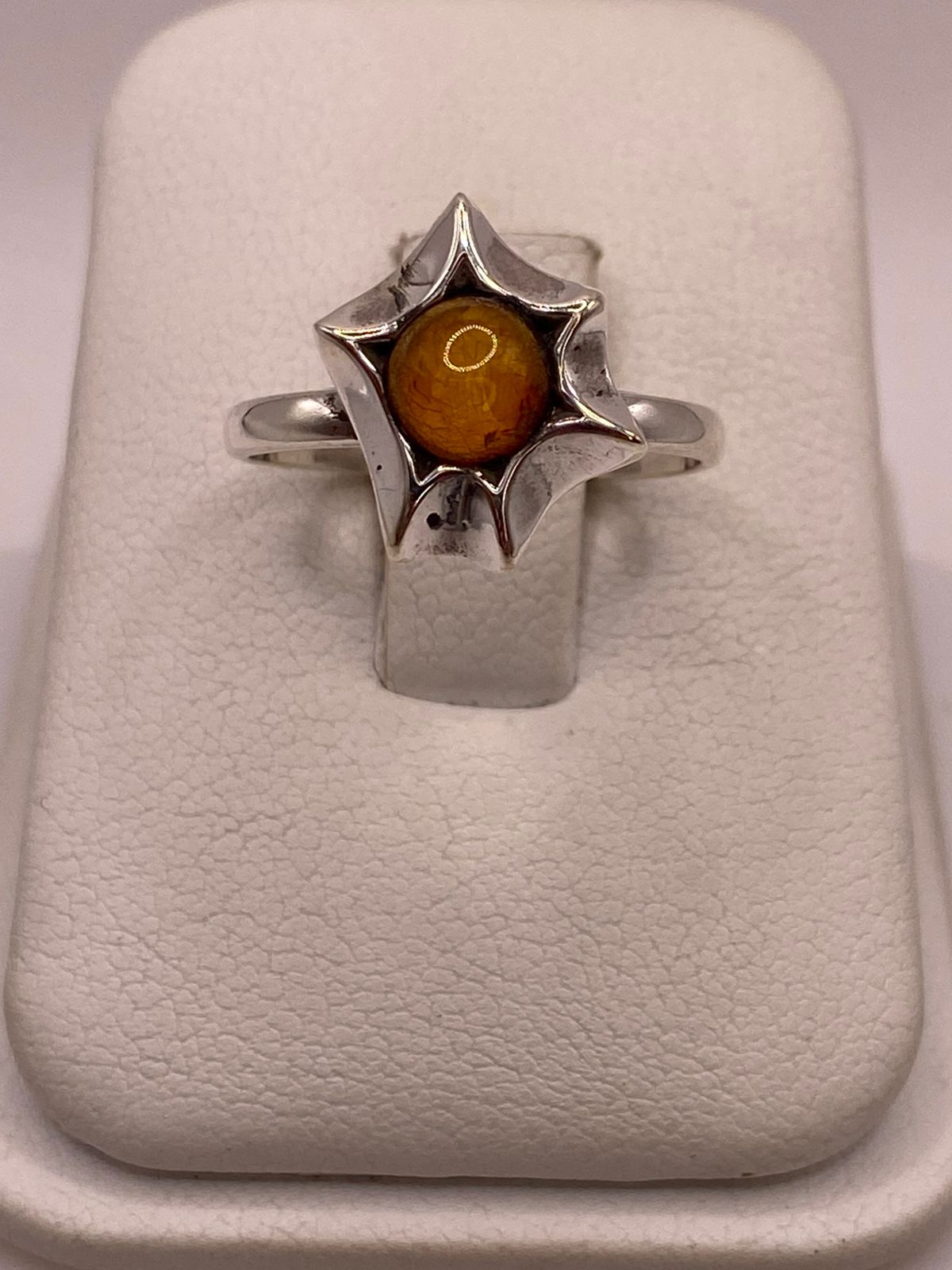 Anillo Floral con Ámbar Natural en Plata Ley 925, vista frontal