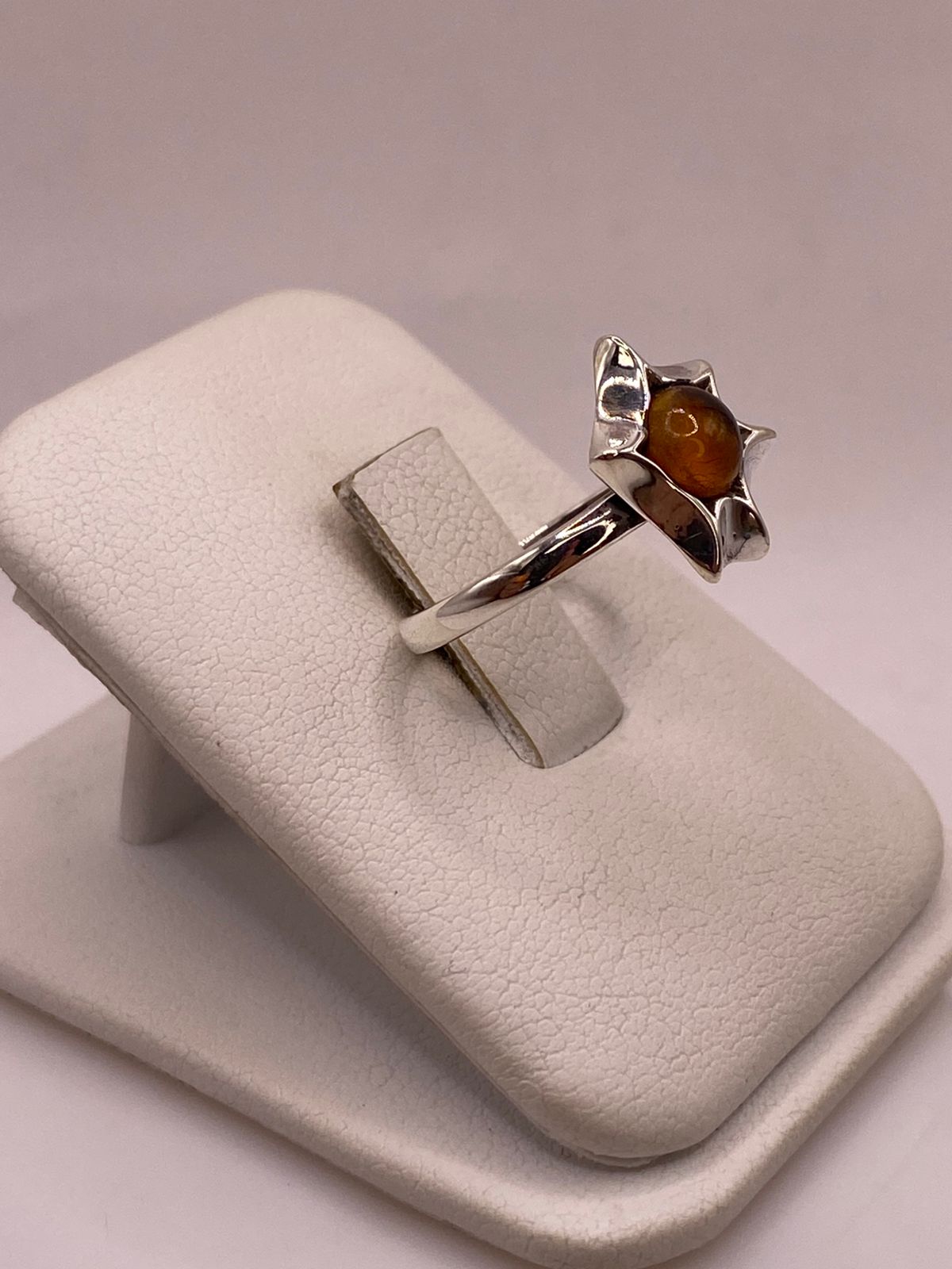 Anillo Floral con Ámbar Natural en Plata Ley 925, vista lateral