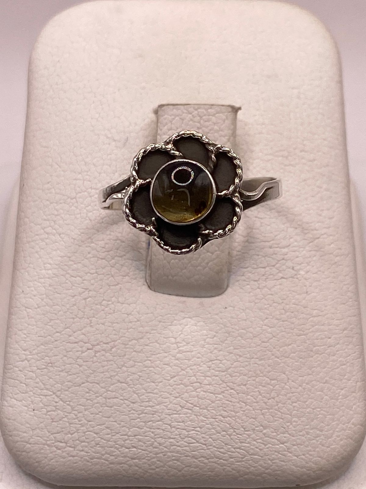 Anillo Floral Artesanal de Plata Ley 925 con Ámbar Ahumado — ángulo diagonal