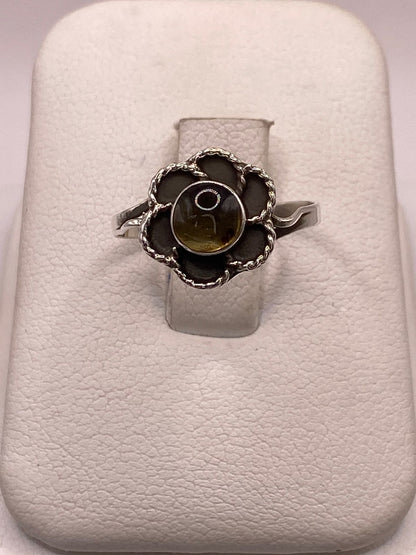 Anillo Floral Artesanal de Plata Ley 925 con Ámbar Ahumado — ángulo diagonal