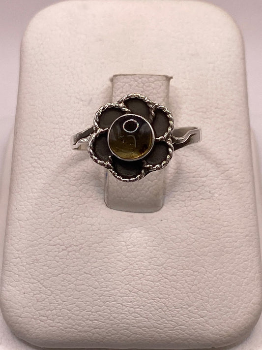 Anillo Floral Artesanal de Plata Ley 925 con Ámbar Ahumado — ángulo diagonal