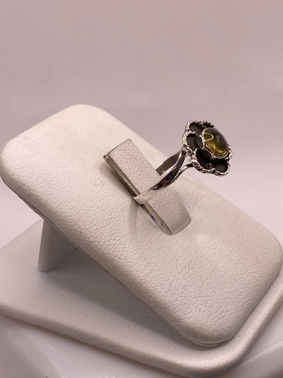 Anillo Floral Artesanal de Plata Ley 925 con Ámbar Ahumado, vista lateral