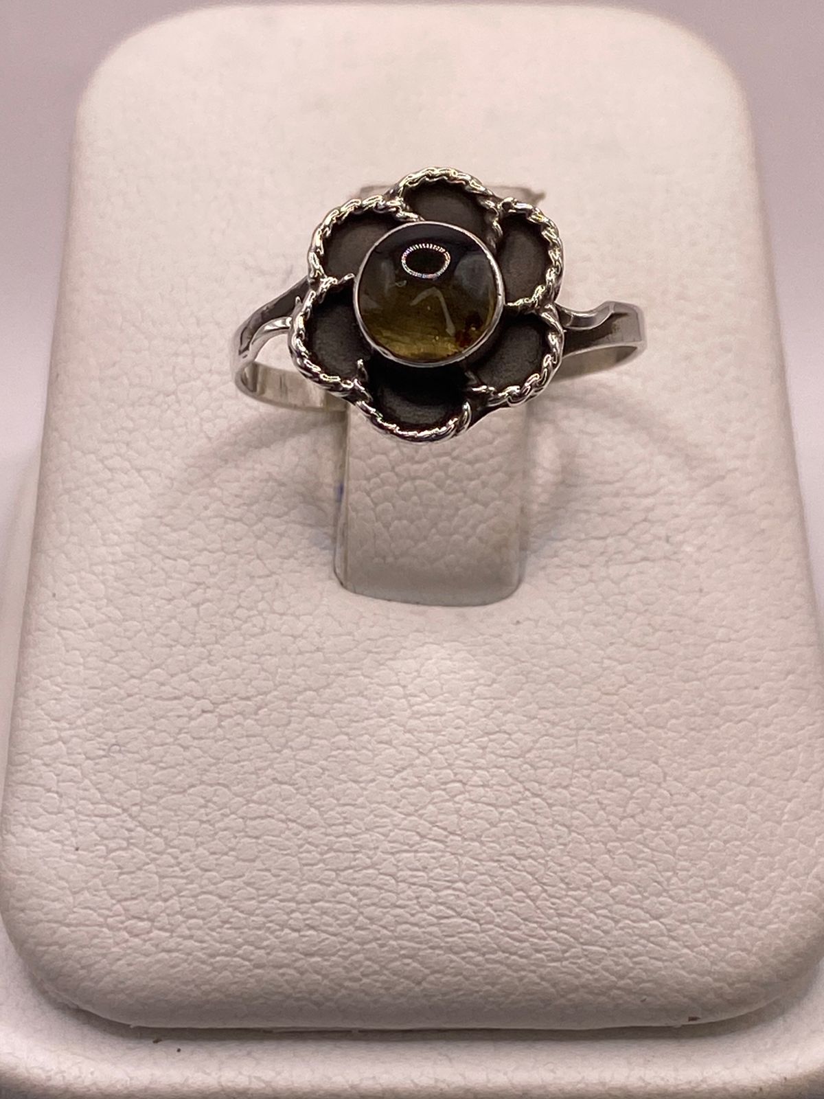 Anillo Floral Artesanal de Plata Ley 925 con Ámbar Ahumado, vista frontal