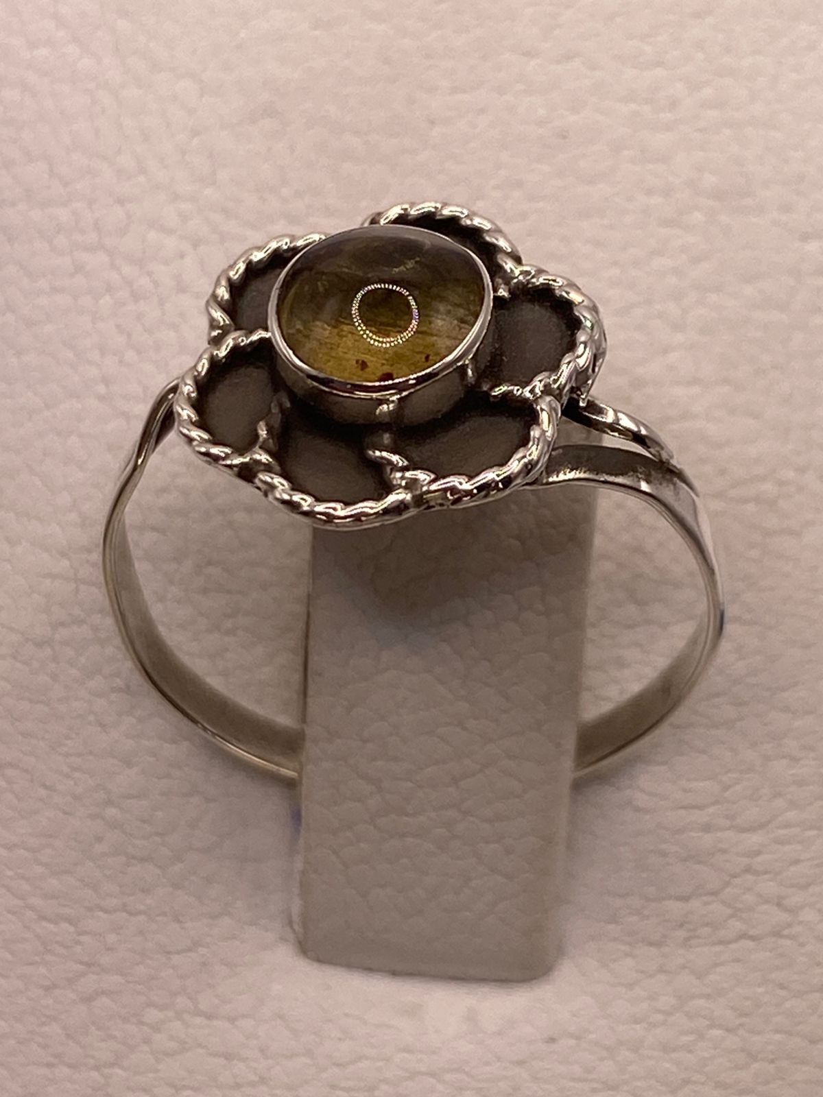 Anillo Floral Artesanal de Plata Ley 925 con Ámbar Ahumado, sello de autenticidad Plata Ley .925