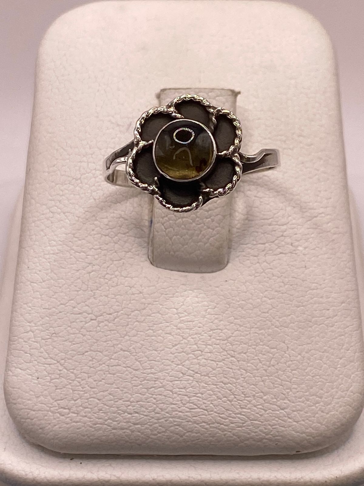 Anillo Floral Artesanal de Plata Ley 925 con Ámbar Ahumado, vista de detalle