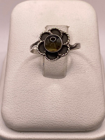 Anillo Floral Artesanal de Plata Ley 925 con Ámbar Ahumado, vista de detalle