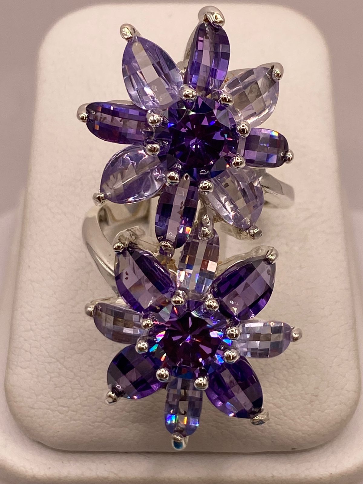 Anillo Floral Doble con Zirconias Moradas en Plata Ley 925 — ángulo diagonal
