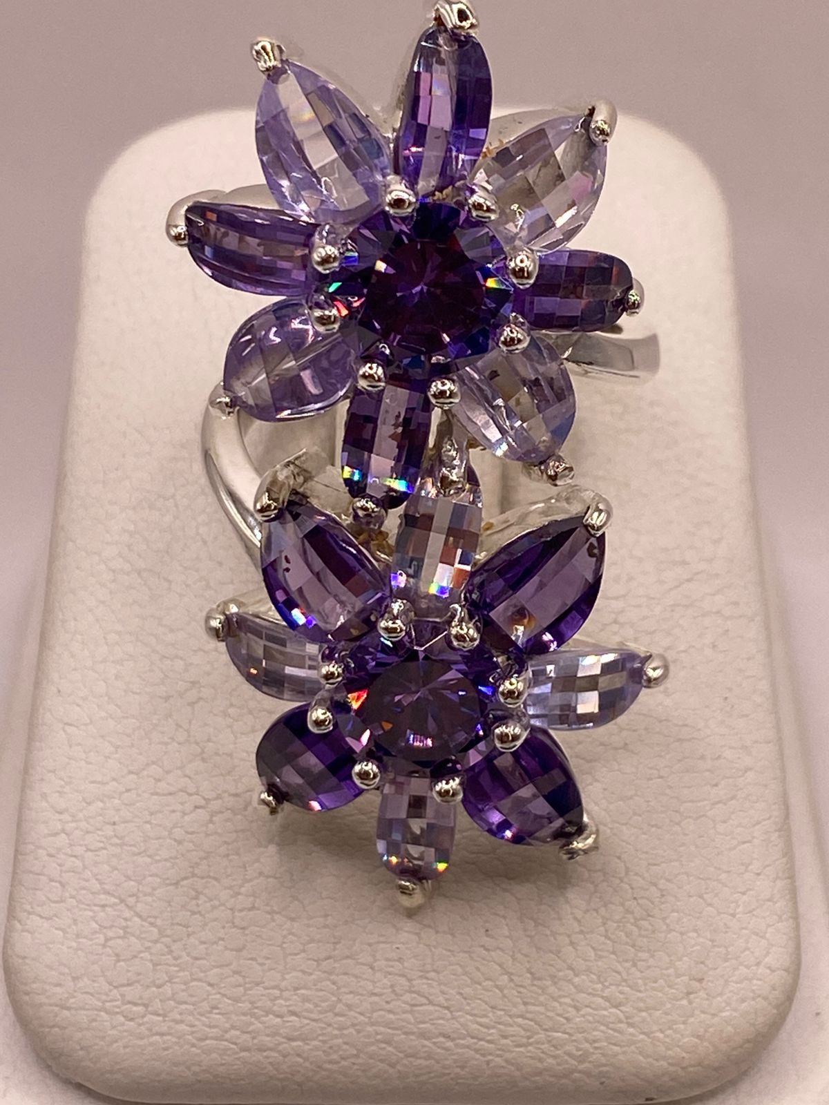 Anillo Floral Doble con Zirconias Moradas en Plata Ley 925, vista frontal