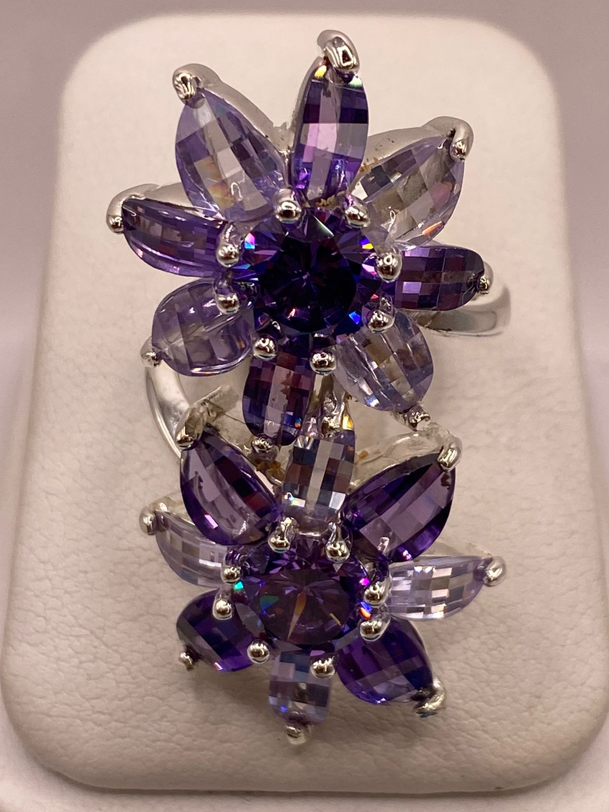 Anillo Floral Doble con Zirconias Moradas en Plata Ley 925, sello de autenticidad Plata Ley .925