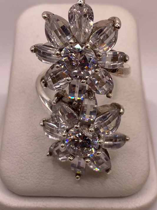 Anillo floral de plata 925 con zirconias transparentes puesto en la mano, hecho a mano en Taxco