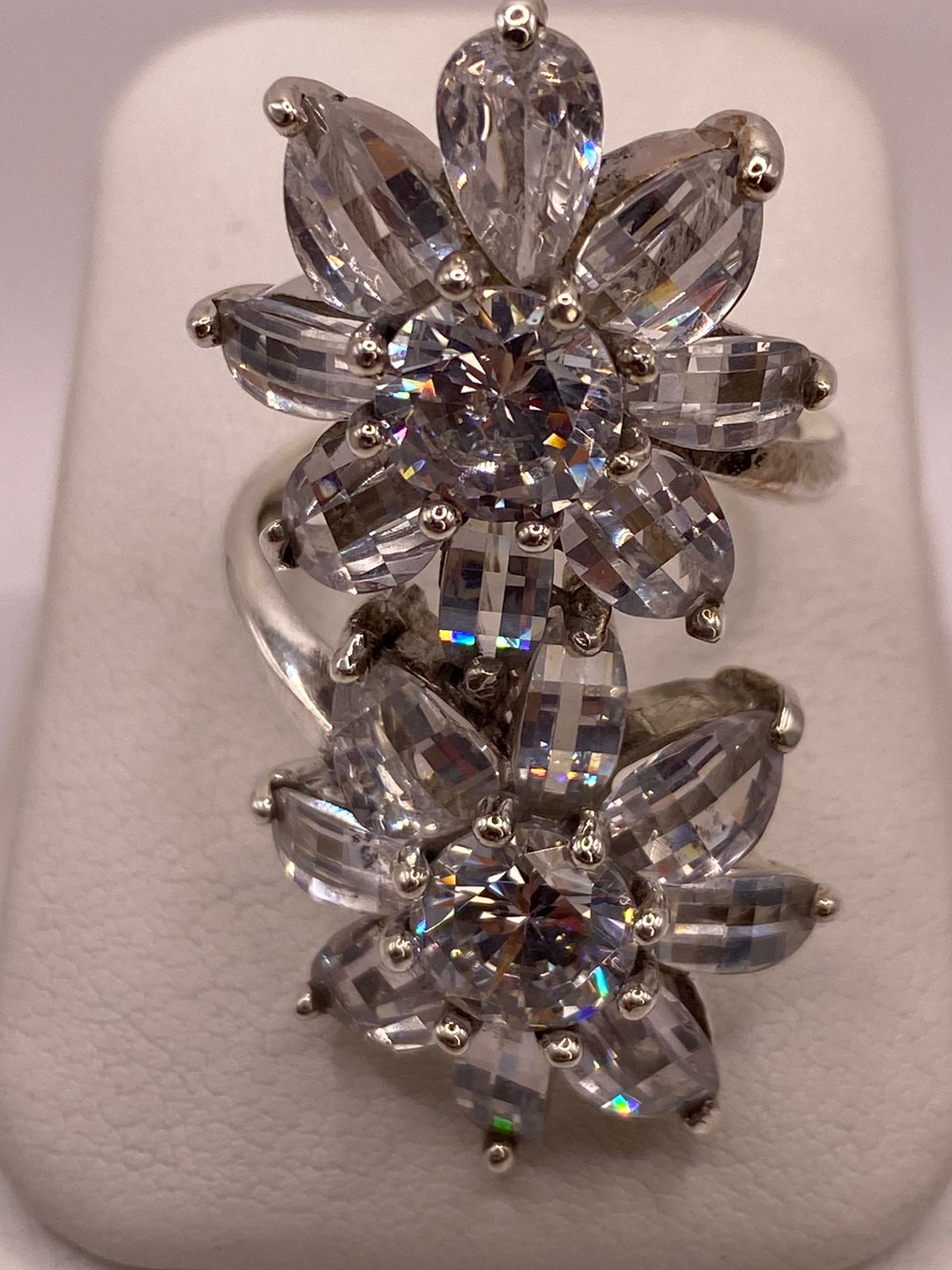 Anillo floral de plata 925 con diseño doble flor y zirconias brillantes, referencia talla 9