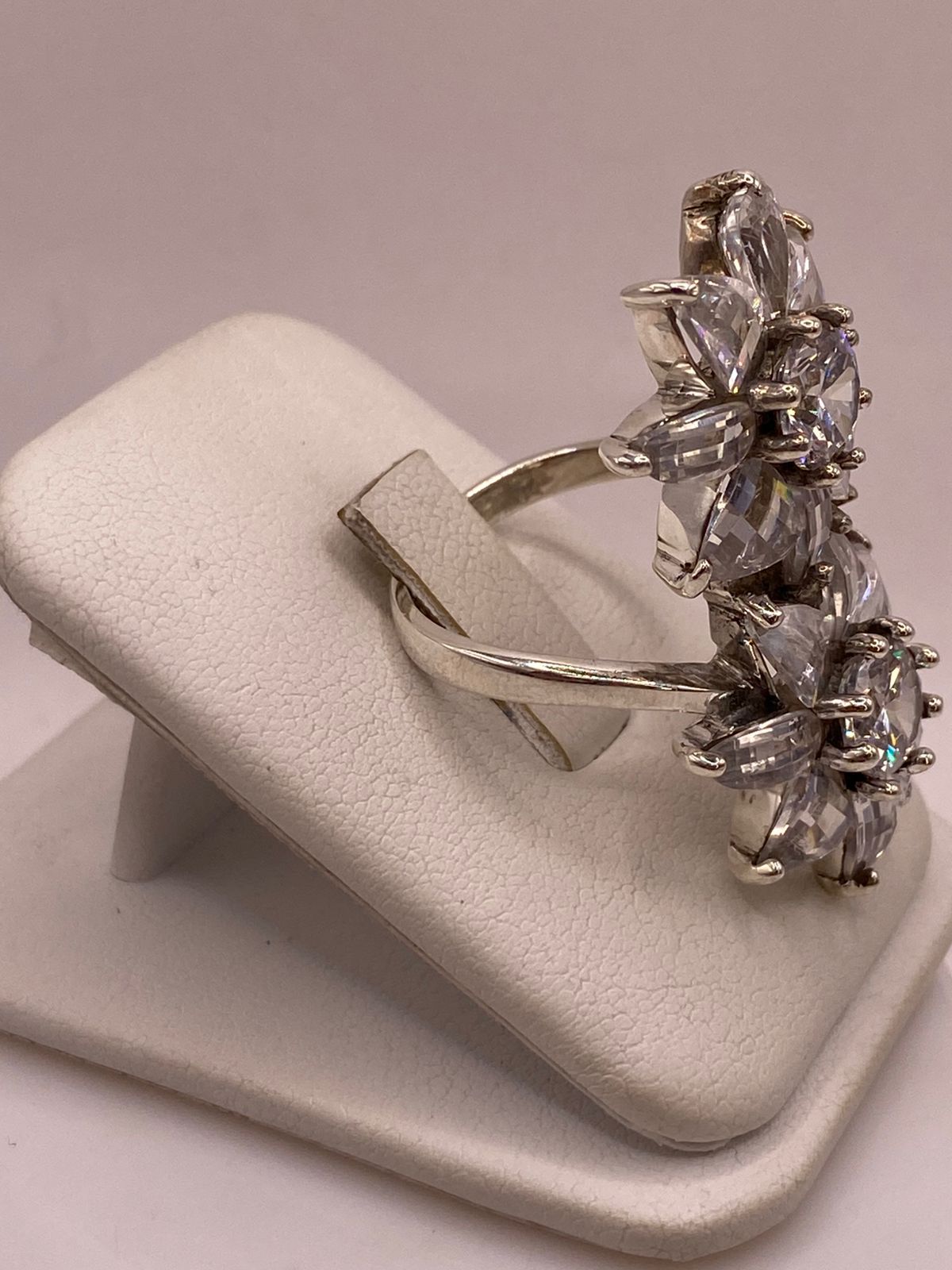 Sello .925 grabado en anillo floral artesanal de plata con zirconias, Taxco México