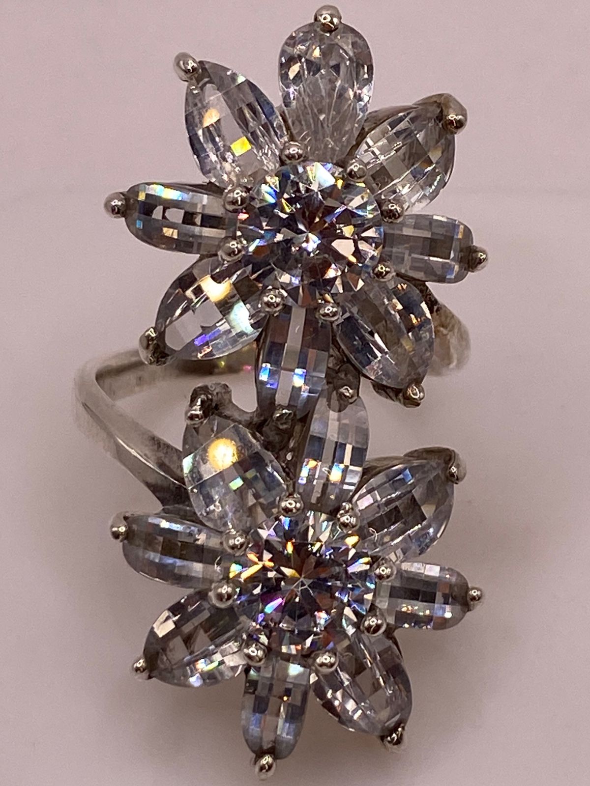 Vista frontal de anillo doble flor en plata 925 con zirconias en corte gota y redondo, Taxco