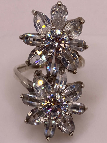 Detalle de pétalos de circonia en corte gota engastados en plata .925 — anillo floral artesanal Taxco