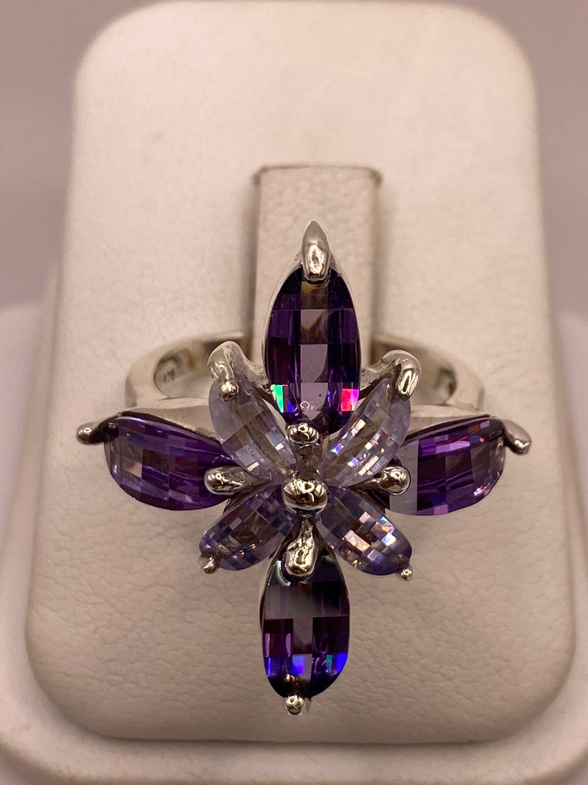 Anillo Floral Elegante con Zirconias Moradas en Plata Ley 925, vista frontal