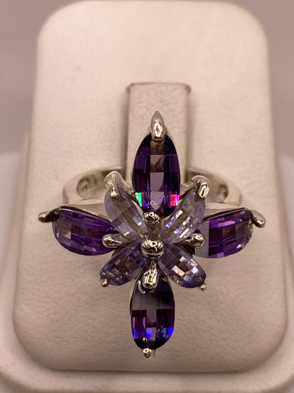 Anillo Floral Elegante con Zirconias Moradas en Plata Ley 925, vista frontal