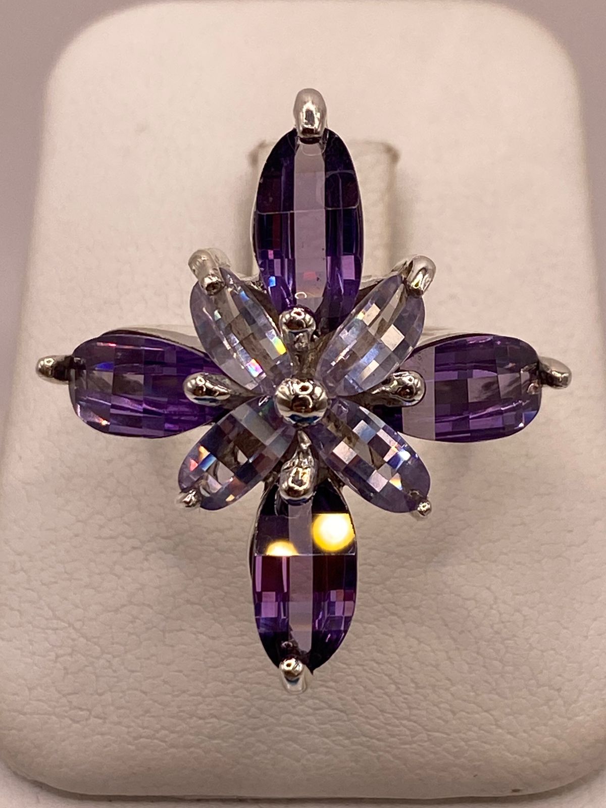 Anillo Floral Elegante con Zirconias Moradas en Plata Ley 925 en báscula mostrando peso