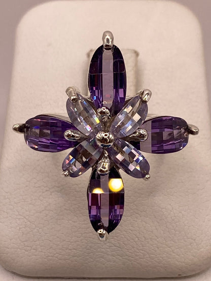 Anillo Floral Elegante con Zirconias Moradas en Plata Ley 925 en báscula mostrando peso