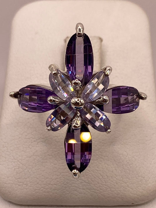 Anillo Floral Elegante con Zirconias Moradas en Plata Ley 925 en báscula mostrando peso