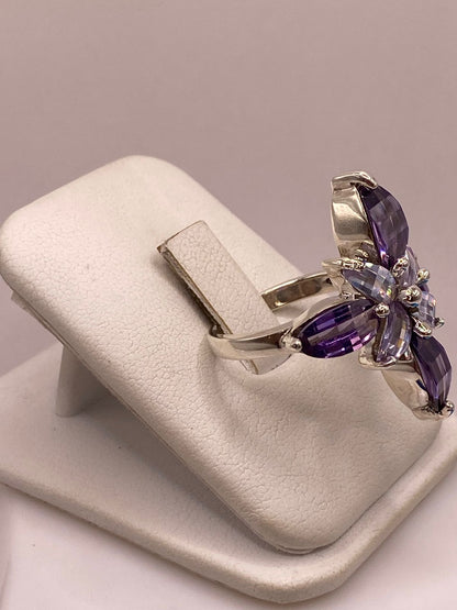 Anillo Floral Elegante con Zirconias Moradas en Plata Ley 925, vista lateral