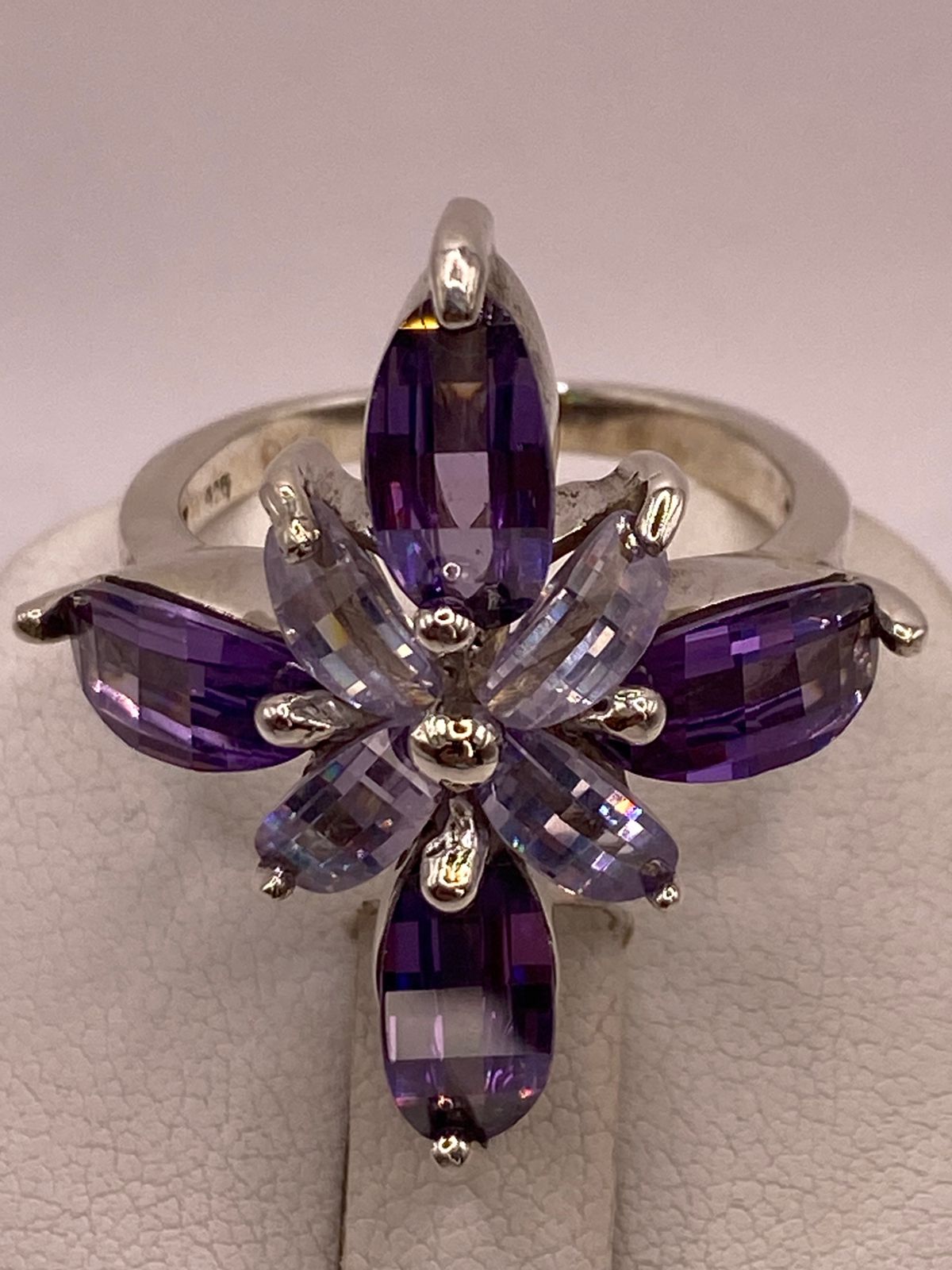 Anillo Floral Elegante con Zirconias Moradas en Plata Ley 925, sello de autenticidad Plata Ley .925