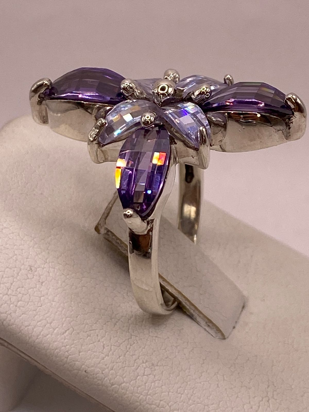 Anillo Floral Elegante con Zirconias Moradas en Plata Ley 925, vista superior