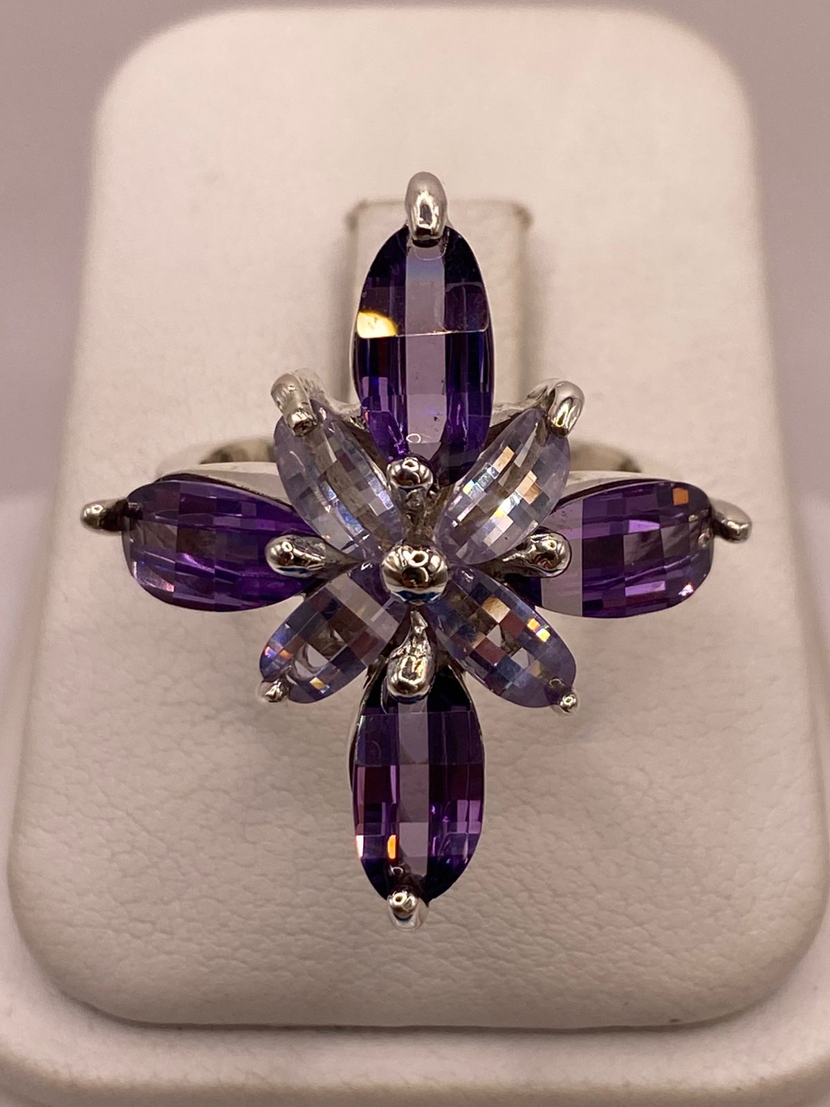 Anillo Floral Elegante con Zirconias Moradas en Plata Ley 925, vista de detalle