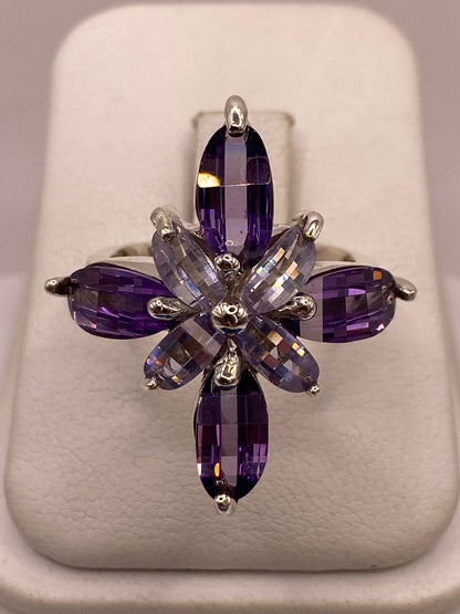 Anillo Floral Elegante con Zirconias Moradas en Plata Ley 925, vista de detalle