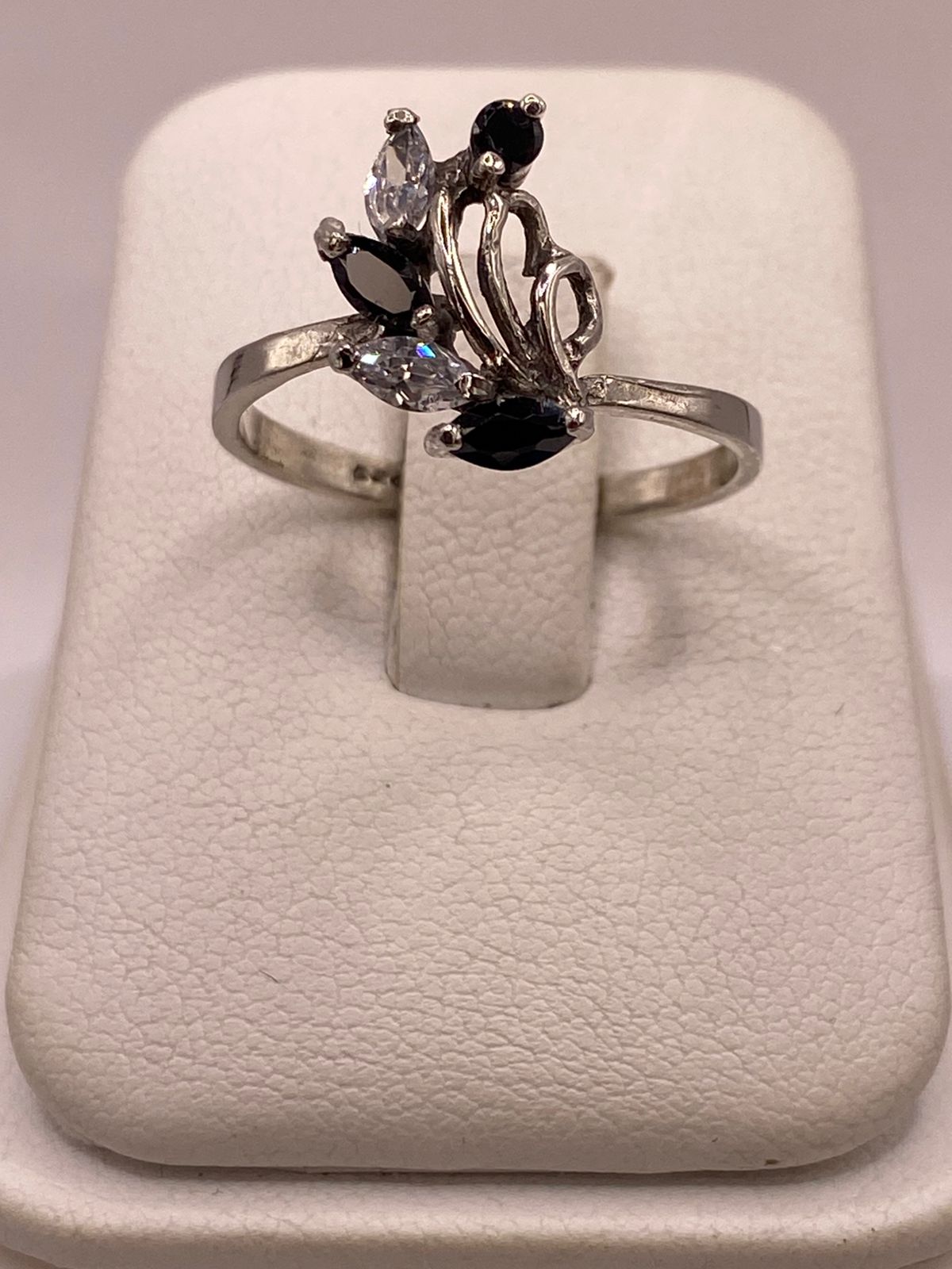 Anillo Floral Elegante con Zirconias en Plata Ley 925, vista lateral