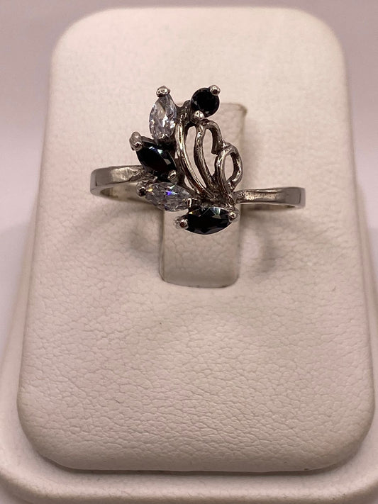 Anillo Floral Elegante con Zirconias en Plata Ley 925 — vista lateral