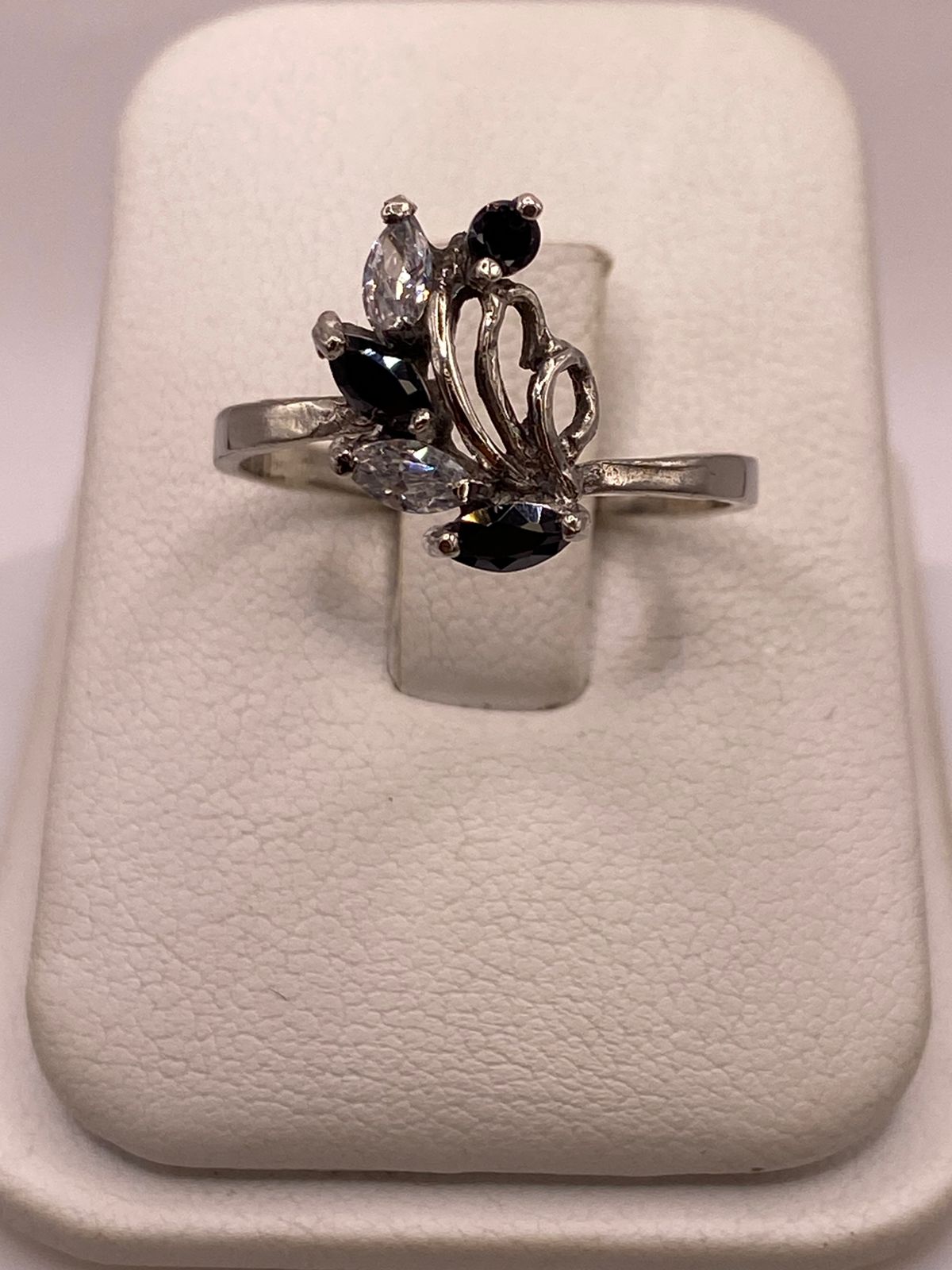 Anillo Floral Elegante con Zirconias en Plata Ley 925, sello de autenticidad Plata Ley .925