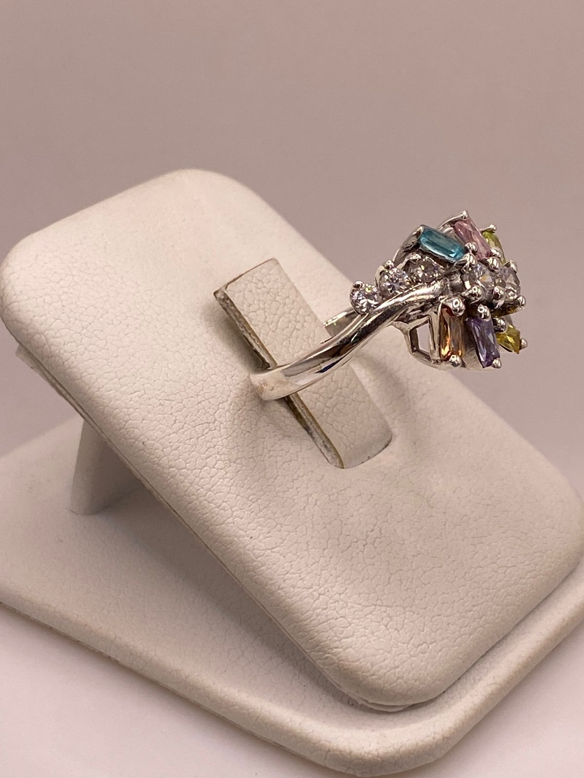 Anillo Floral Moderno Multicolor con Zirconias en Plata Ley 925, vista de detalle