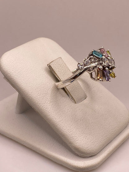 Anillo Floral Moderno Multicolor con Zirconias en Plata Ley 925, vista de detalle