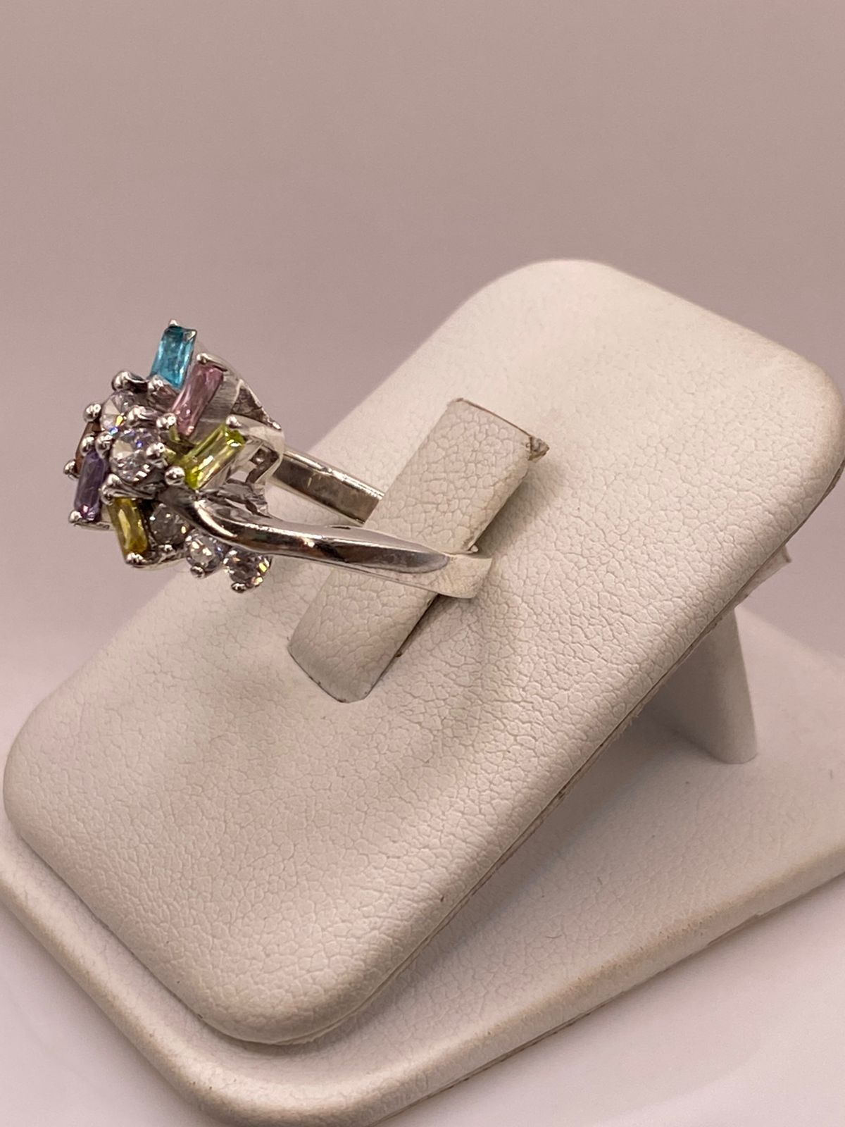 Anillo Floral Moderno Multicolor con Zirconias en Plata Ley 925, vista lateral