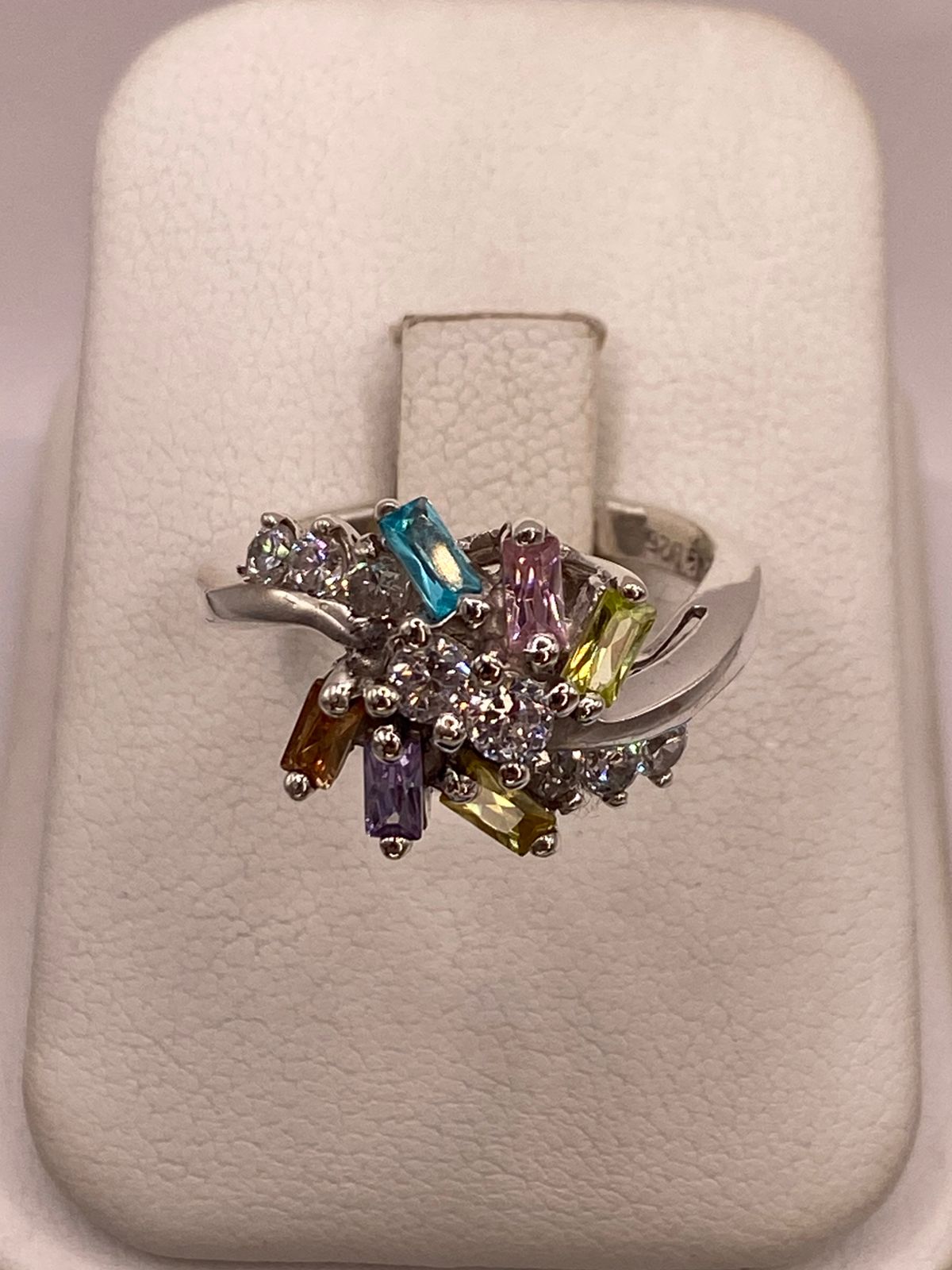 Anillo Floral Moderno Multicolor con Zirconias en Plata Ley 925, vista frontal