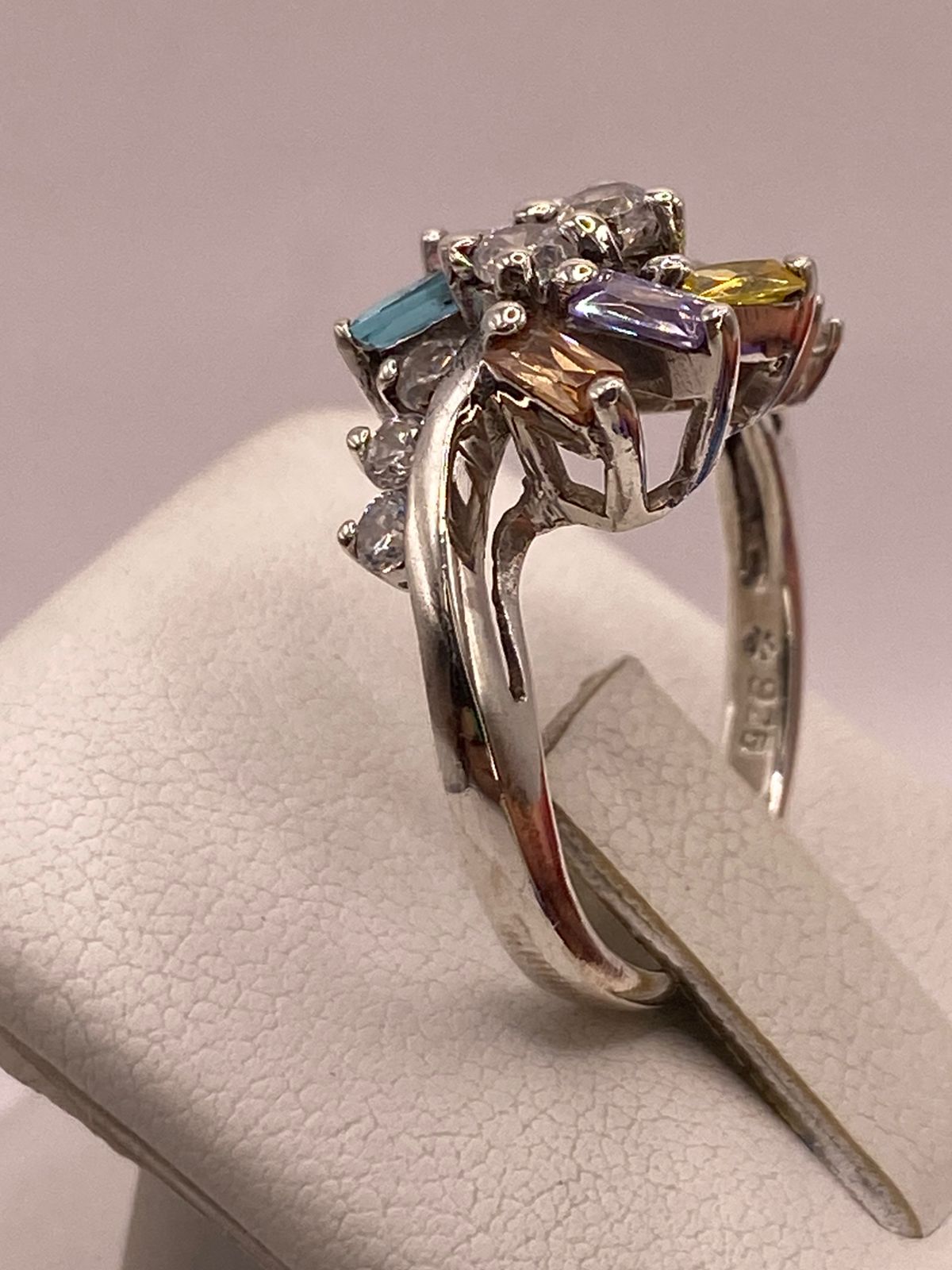 Anillo Floral Moderno Multicolor con Zirconias en Plata Ley 925
