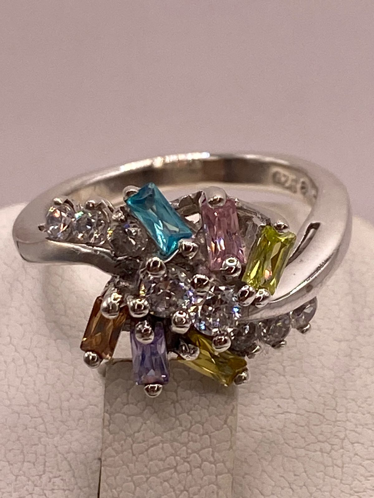 Anillo Floral Moderno Multicolor con Zirconias en Plata Ley 925, sello de autenticidad Plata Ley .925